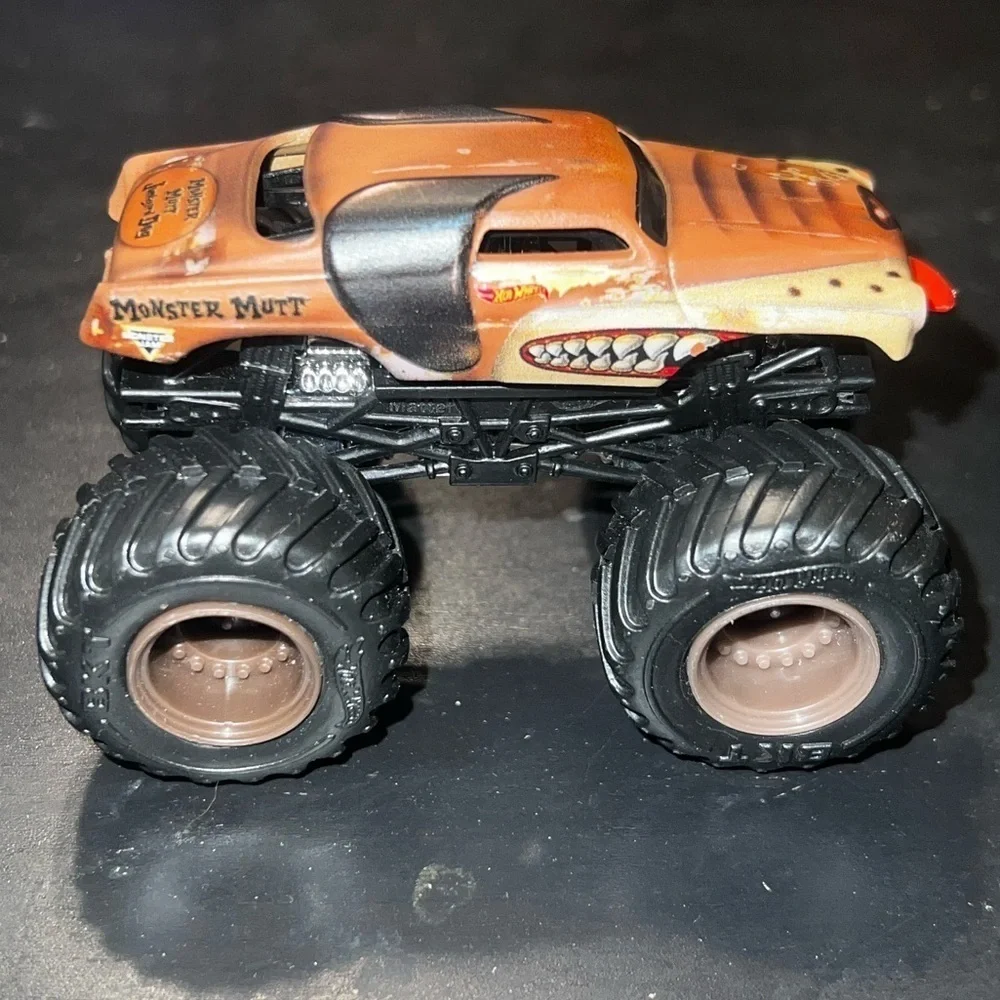 Monster Mutt Hot Wheels Monster Jam Monster Truck 1:64 Scale